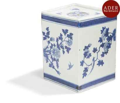 null CHINE - XIXe siècle
Brique à herbes odorantes en porcelaine décorée en bleu...