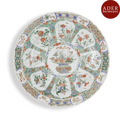 null CHINE - Époque KANGXI (1662 - 1722)
Paire de plats légèrement polylobés en porcelaine...