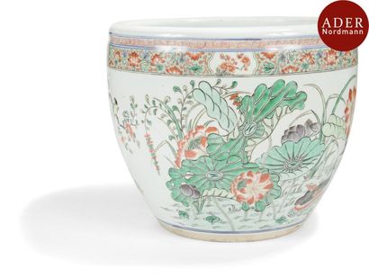 null CHINE - XIXe siècle
Cache-pot en porcelaine dans le style famille verte à décor...