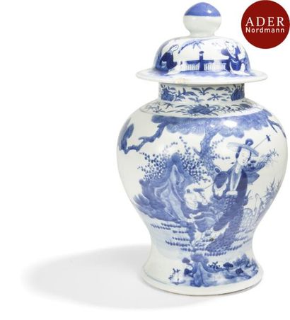 null CHINE - XIXe siècle
Potiche en porcelaine bleu blanc à décor de He Xiangu et...