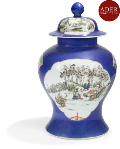 null CHINE - XIXe siècle
Potiche balustre en porcelaine style famille verte à décor...