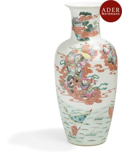 null CHINE - XIXe siècle
Vase balustre à col évasé en porcelaine style famille rose...