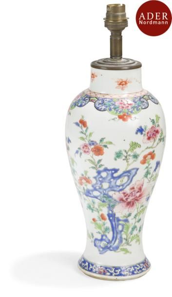 null CHINE - XIXe siècle
Vase balustre en porcelaine décorée en émaux polychromes...