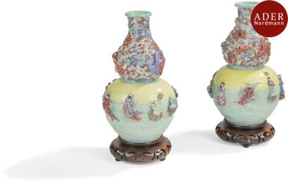 null CHINE - Fin XIXe siècle
Paire de vases de forme double gourde en porcelaine...