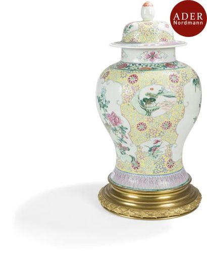 null CHINE - Fin XIXe siècle 
Potiche couverte en porcelaine polychrome dans le style...