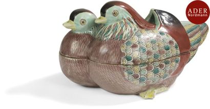null CHINE - Fin XIXe siècle
Terrine en porcelaine émaillée trois couleurs de style...