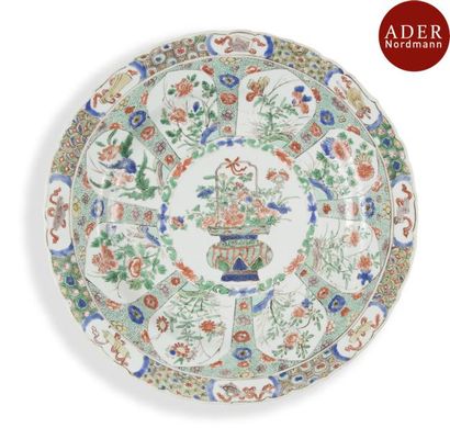 null CHINE - Époque KANGXI (1662 - 1722)
Paire de plats légèrement polylobés en porcelaine...