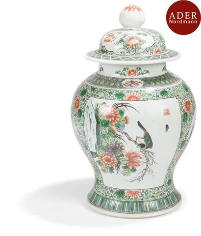 null CHINE - Fin XIXe siècle
Potiche couverte balustre en porcelaine style famille...