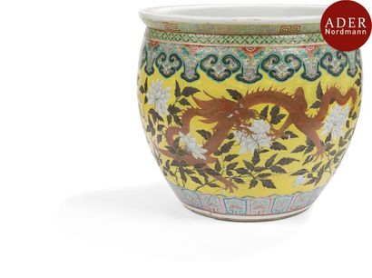 null CHINE - Fin XIXe siècle
Grande vasque à poissons en porcelaine émaillée polychrome...