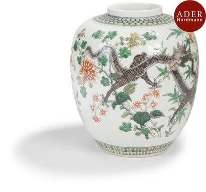 null CHINE - Vers 1900
Pot à gingembre en porcelaine style famille verte à décor...