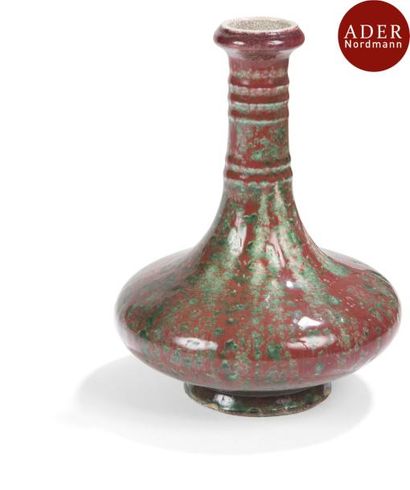 null CHINE - XXe siècle
Vase à panse basse en porcelaine émaillée verte et rouge...