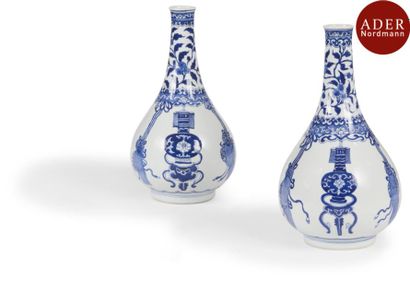 null CHINE - Époque KANGXI (1662 - 1722)
Paire de vases bouteilles en porcelaine...