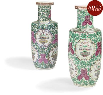 null CHINE - XXe siècle
Deux vases rouleaux en porcelaine émaillée polychrome à décor...