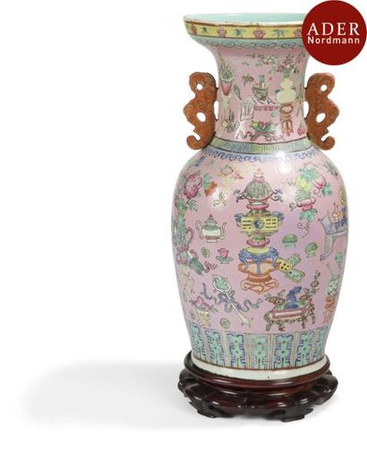 null CHINE - XXe siècle
Vase de forme balustre à col ouvert en porcelaine émaillée...