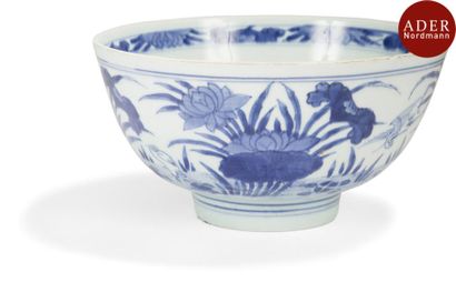 null CHINE - Époque KANGXI (1662 - 1722)
Bol en porcelaine décorée en bleu sous couverte...
