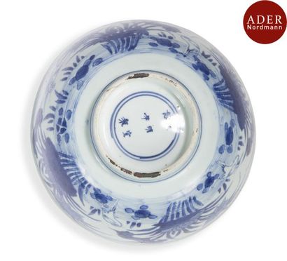 null CHINE - Époque KANGXI (1662 - 1722)
Bol en porcelaine décorée en bleu sous couverte...