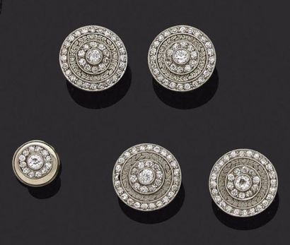 null Suite de 4 boutons en platine de forme circulaire chacun centré d’un diamant...