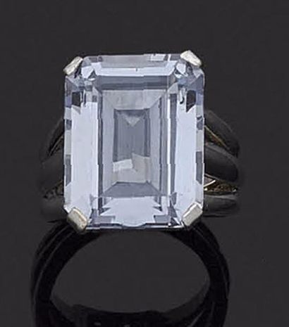 null Bague en lacets d’or gris 18K (750‰), ornée d’un spinelle bleu synthétique de...