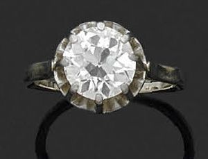 null Bague en or gris 18K (750‰), ornée d’un diamant de taille ancienne pesant environ...