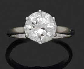 null Bague en or gris 18K (750‰), ornée d’un diamant de taille brillant pesant environ...