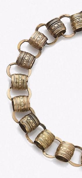 null Bracelet en or 18K (750‰) articulé de maillons formant des tonneaux ciselés...