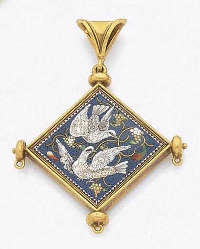 null Pendentif en or 18K (750‰) de forme losangique, orné d’une micromosaïque polychrome...