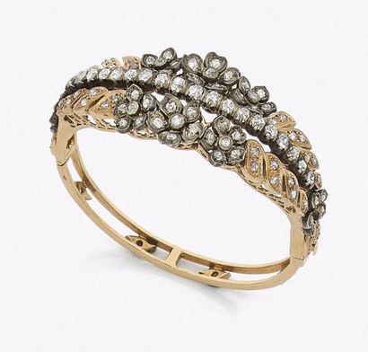 null Bracelet ouvrant en argent et en or 18K (750‰) serti d’une ligne de diamants...