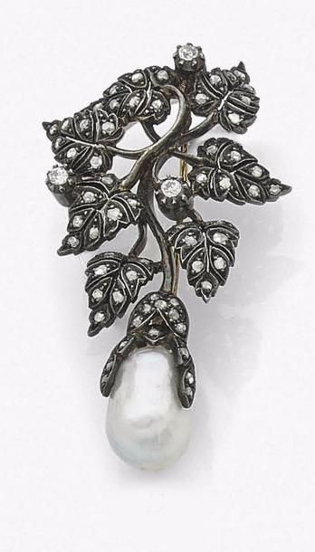 null Broche en or 18K (750‰) et argent représentant des feuilles serties de diamants...