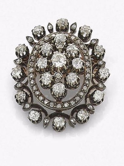 null Broche-pendentif en argent et en or 18K (750‰) de forme ovale, serti de diamants...