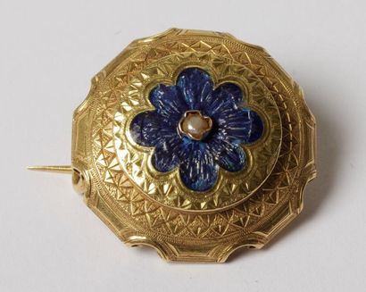 null Broche en or 18K (750‰), à décor de fleur émaillée, centrée d’une petite perle.
Poids...