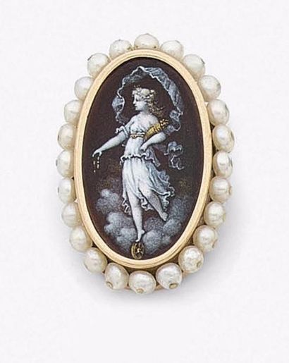 null Broche-pendentif en or 18K (750‰), orné d’une miniature émaillée en grisaille...