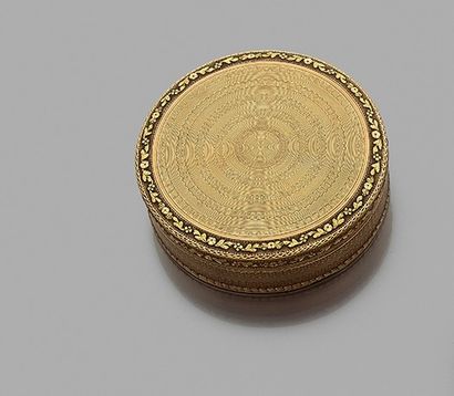 null Bonbonnière en or de forme ronde à décor guilloché concentrique bordé de courbes...