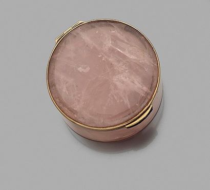 null Boîte de forme ronde en quartz rose monture or et prise saphirs. Monture inférieure...