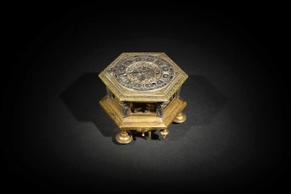 null Horloge de table de forme hexagonale en bronze doré à décor gravé de rinceaux...