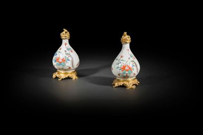 null Japon et Hollande
Paire de petits vases en porcelaine de forme ovoïde à décor...