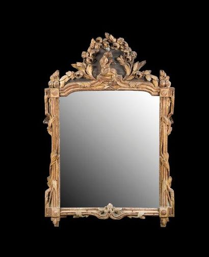 null Miroir en bois doré de forme rectangulaire à décor de feuillages et disques,...