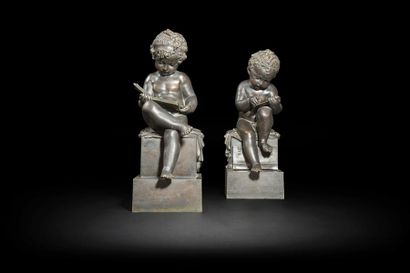 null Paire de figures en bronze patiné représentant un enfant lisant et un enfant...