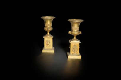 null Paire de vases d’ornement en bronze doré à décor de godrons et têtes de bélier,...