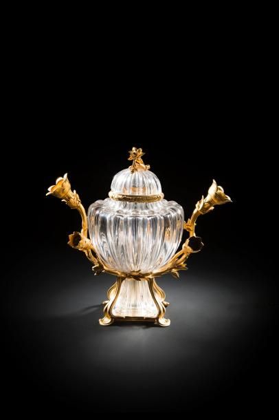 null Vase couvert formant candélabre en verre et bronze doré, à quatre bras de lumière...