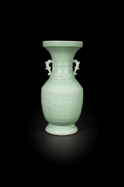 null Chine
Grand vase de forme balustre en porcelaine céladon à décor en relief et...