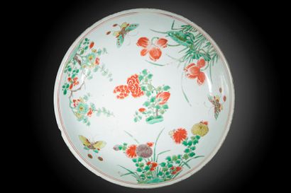 null Chine
Coupe ronde en porcelaine à décor polychrome des émaux de la Famille verte...