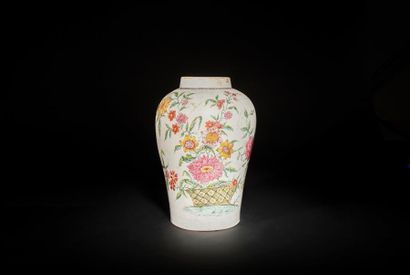 null Angleterre (Bow)
Vase en porcelaine de forme balustre à décor polychrome de...