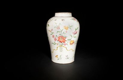 null Angleterre (Bow)
Vase en porcelaine de forme balustre à décor polychrome de...