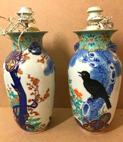null 6014_45
CHINE - Paire de vases balustres montés en lampe à décor d'oiseaux sur...