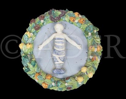 null Della Robbia (genre de)
Médaillon circulaire en faïence à décor en relief et...