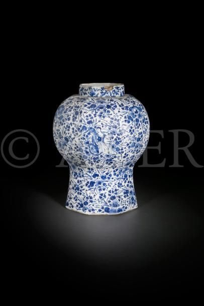 null Delft
Vase balustre à pans coupés en faïence à décor en camaïeu bleu de volatiles...