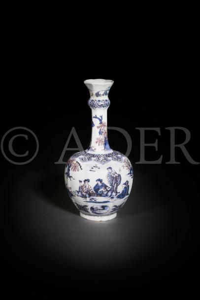 null Delft
Vase de forme balustre à long col en faïence à décor en camaïeu bleu et...