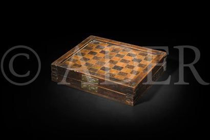 null Boîte à jeux formant jeu d’échecs fermé et jeu de trictrac ouvert en hêtre teinté...