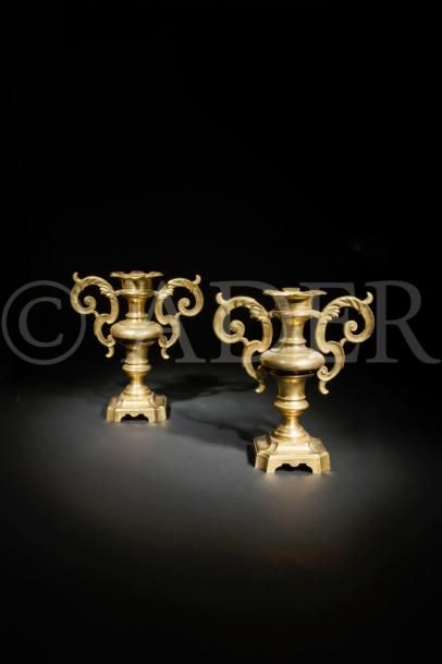 null Paire de grands vases d’ornement en bronze doré, de forme balustre à anses découpées...