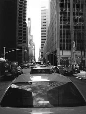 Frédéric BOURRET (Né en 1973) A cab in the city Photographie noir et blanc numérotée...